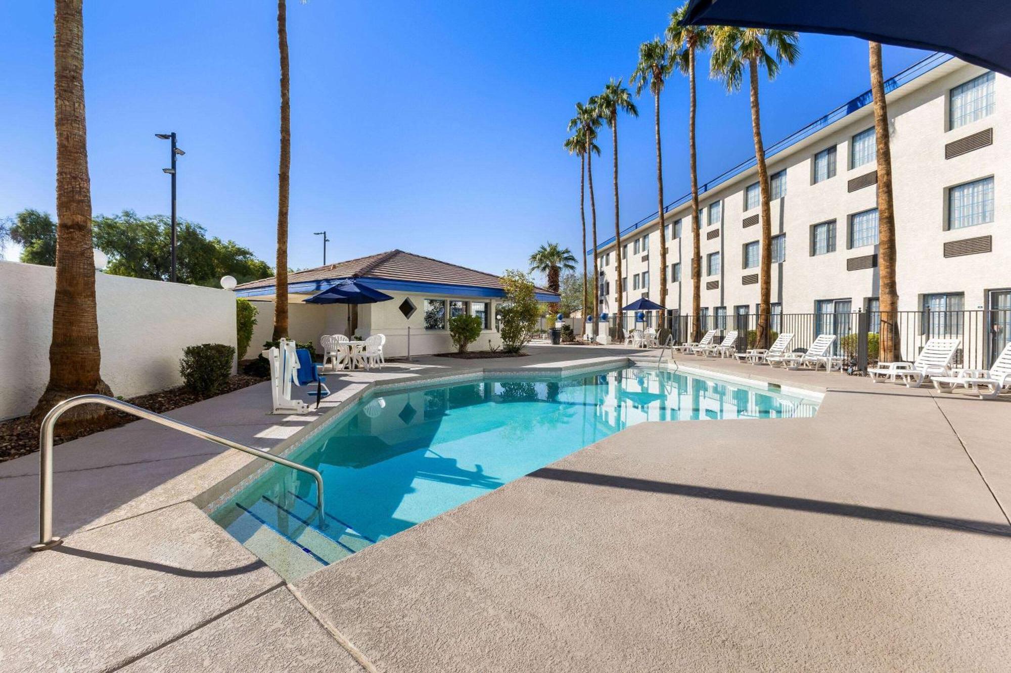 Days Inn & Suites By Wyndham Mesa Near Phoenix Esterno foto
